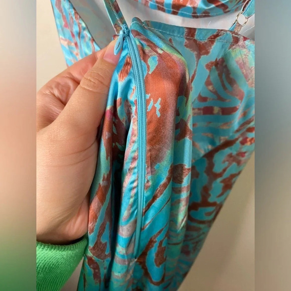 PrettyLittleThing Blue Leopard Print Strappy Satin Cowl Midi Dress - Picture 10 of 11